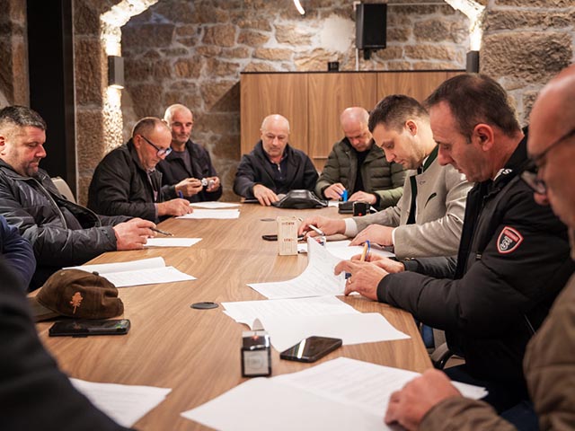 Potpisivanje lovačkih ugovora                                                                                                                                                                                                                             